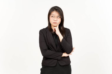 Beyaz arka planda siyah ceket giyen güzel bir Asyalı kadının mimimiği.