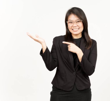 Siyah Blazer Giyen Güzel Asyalı Kadın Açık Avuç 'ta Ürünleri Gösterme ve Sunma