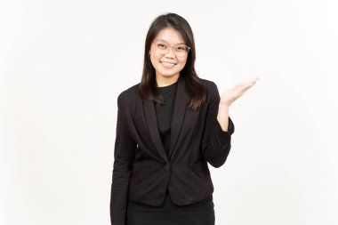 Siyah Blazer Giyen Güzel Asyalı Kadın Açık Avuç 'ta Ürünleri Gösterme ve Sunma