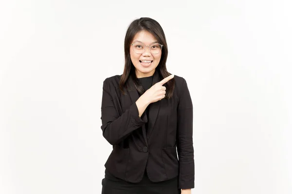 Mostrando Produto Apontando Lado Bela Mulher Asiática Vestindo Preto Blazer — Fotografia de Stock