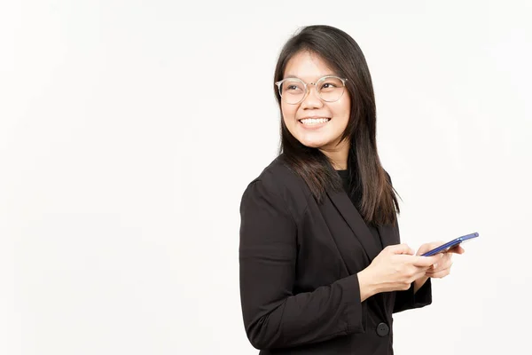 Sonriendo Sosteniendo Smartphone Hermosa Mujer Asiática Con Chaqueta Negra Aislada —  Fotos de Stock