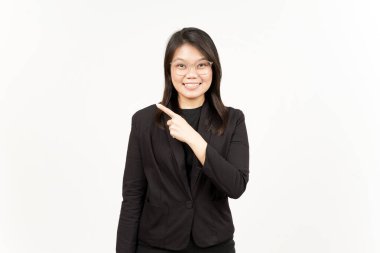 Beyaz üzerine siyah ceket giyen güzel Asyalı Kadın 'ın Ürün ve Gösteriş Tarafı