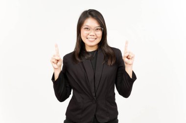 Beyaz üzerine siyah ceket giyen güzel Asyalı bir kadının ürünlerini gösterip işaret ediyor.