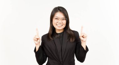 Beyaz üzerine siyah ceket giyen güzel Asyalı bir kadının ürünlerini gösterip işaret ediyor.