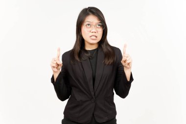 Beyaz üzerine siyah ceket giyen güzel Asyalı bir kadının ürünlerini gösterip işaret ediyor.