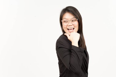 Karşınızda Siyah Ceket Giyen Güzel Asyalı Kadın Başparmağını kullanarak Yan Ürün Gösterme ve Gösterme