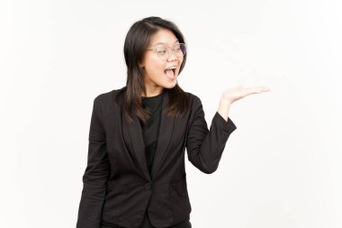 Siyah Blazer Giyen Güzel Asyalı Kadın Açık Avuç 'ta Ürünleri Gösterme ve Sunma