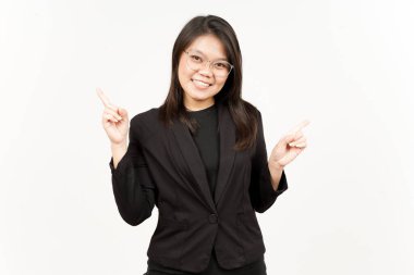 Siyah Ceket Giyen Güzel Asyalı Kadın 'ın Sol ve Sol Tarafını Gösteriyor