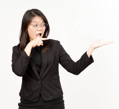 Siyah Blazer Giyen Güzel Asyalı Kadın Açık Avuç 'ta Ürünleri Gösterme ve Sunma