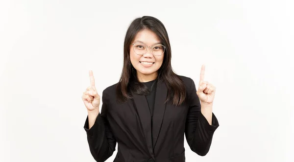 Mostrando Prodotto Puntando Bella Donna Asiatica Che Indossa Blazer Nero — Foto Stock