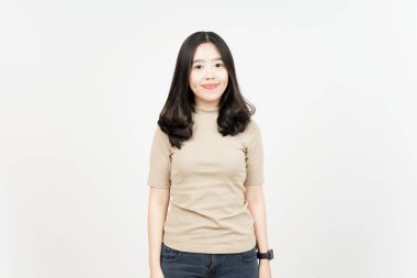 Gülümse ve beyaz arka planda izole edilmiş güzel Asyalı kadının kamerasına bak.