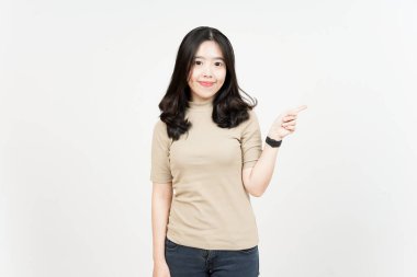 Beyaz arka planda tecrit edilmiş Güzel Asyalı Kadın 'ın Ürün ve İşaret Tarafı