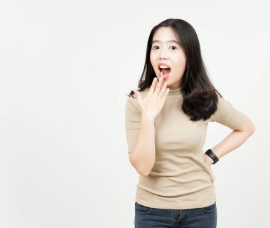 Beyaz arka planda izole edilmiş güzel Asyalı kadının şok surat ifadesi.