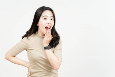 Beyaz arka planda izole edilmiş güzel Asyalı kadının şok surat ifadesi.