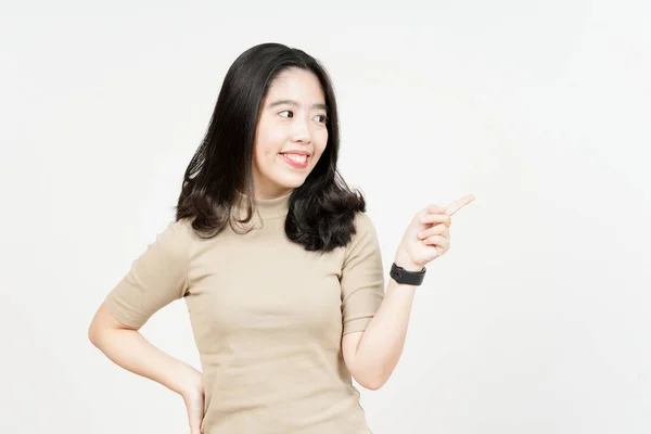 Zeigt Produkt Und Pointing Seite Der Schönen Asiatischen Frau Isoliert — Stockfoto