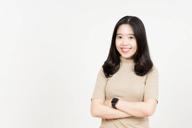 Katlanan kollar gülümse ve beyaz arka planda izole edilmiş güzel Asyalı kadının kamerasına bak.