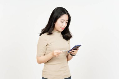 Akıllı Telefon ve Boş Banka Kartı ya da Güzel Asyalı Kadın Kredi Kartı Beyaz Üzerinde İzole Edildi