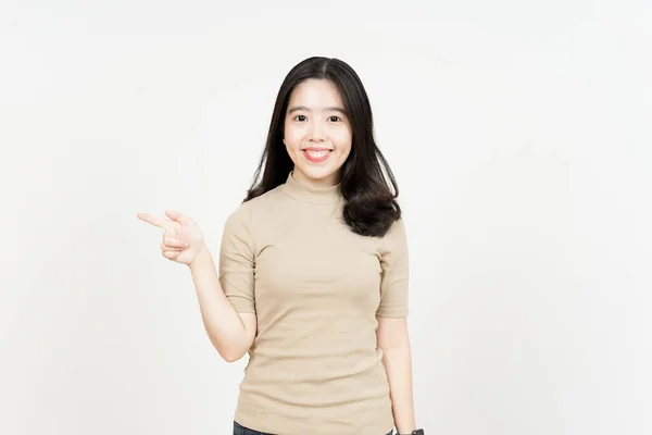 Zeigt Produkt Und Pointing Seite Der Schönen Asiatischen Frau Isoliert — Stockfoto
