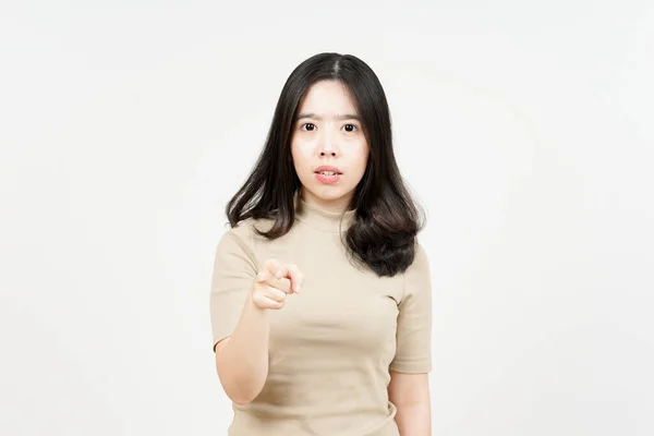 Irritado Apontando Para Câmera Bela Mulher Asiática Isolada Fundo Branco — Fotografia de Stock