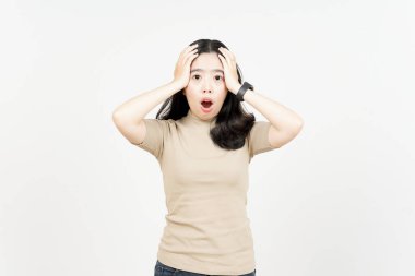 Beyaz arka planda izole edilmiş güzel Asyalı kadının şok olmuş yüz ifadesi.