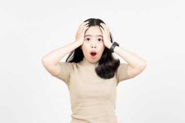 Beyaz arka planda izole edilmiş güzel Asyalı kadının şok olmuş yüz ifadesi.