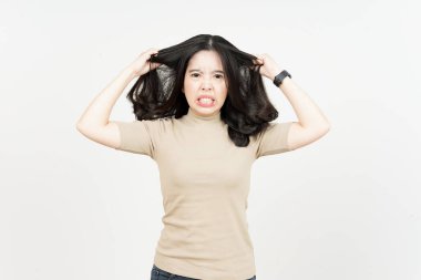 Öfkeli, stresli ve beyaz arka planda tecrit edilmiş güzel Asyalı Kadın Saçları Çekiyor