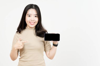 Beyaz Arkaplanda İzole Edilmiş Güzel Asyalı Kadın 'ın Boş Ekran Telefonundaki Uygulamaları veya İlanları Gösteriliyor