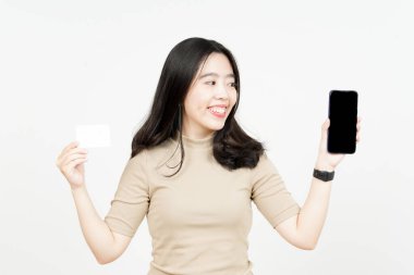 Beyaz Üzerinde Güzel Asyalı Kadın 'ın Boş Banka Kartı ve Boş Ekran Akıllı Telefonu