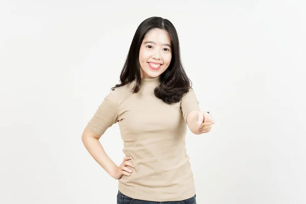 Sorrindo Apontando Para Câmera Bela Mulher Asiática Isolada Fundo Branco — Fotografia de Stock