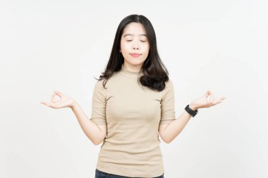 Beyaz arka planda tecrit edilmiş Güzel Asyalı Kadının Meditasyon Hareketi