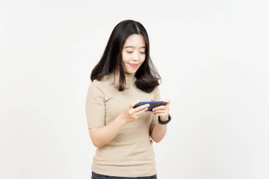 Beyaz Arkaplanda İzole Edilmiş Güzel Asyalı Kadın 'ın akıllı telefonuyla Mobil Oyun oynamak