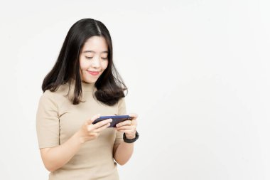 Beyaz Arkaplanda İzole Edilmiş Güzel Asyalı Kadın 'ın akıllı telefonuyla Mobil Oyun oynamak
