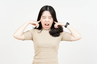 Beyaz arka planda tecrit edilmiş güzel Asyalı kadının rahatsız edici sesini duyar