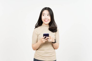 Beyaz arka planda izole edilmiş Güzel Asyalı Kadın 'ın Gülümseyen ve Tutan Akıllı Telefonu