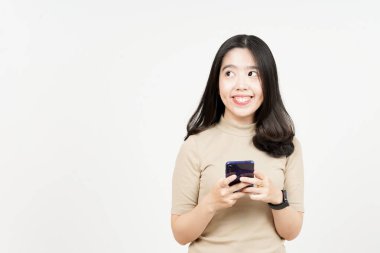 Beyaz arka planda izole edilmiş Güzel Asyalı Kadın 'ın Gülümseyen ve Tutan Akıllı Telefonu