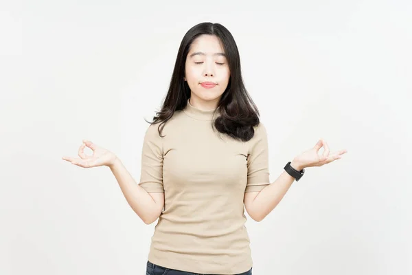 Meditação Gesto Bela Mulher Asiática Isolada Fundo Branco — Fotografia de Stock