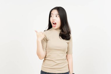 Sunan ve Gösteren Yan Ürünler Beyazın Üzerinde İzole Edilmiş Güzel Asyalı Kadın Başparmağını Kullanıyor