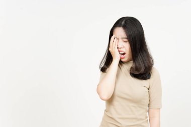 Beyaz arka planda tecrit edilmiş güzel bir Asyalı kadının baş ağrısı.