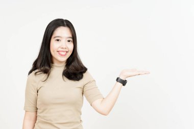 Beyaz arka planda tecrit edilmiş güzel Asyalı Kadın Açık Avuç 'ta Ürünleri Gösterme ve Sunma