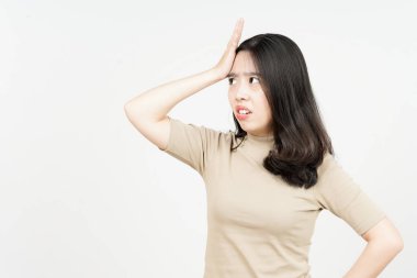 Beyaz arka planda tecrit edilmiş güzel bir Asyalı kadının jestini unut.