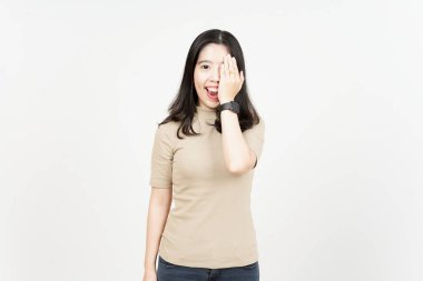 Beyaz arka planda izole edilmiş güzel Asyalı kadının gülümse ve yüzünü ört.