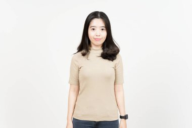 Gülümse ve beyaz arka planda izole edilmiş güzel Asyalı kadının kamerasına bak.