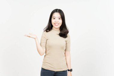 Beyaz arka planda tecrit edilmiş güzel Asyalı Kadın Açık Avuç 'ta Ürünleri Gösterme ve Sunma