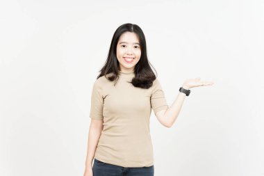 Beyaz arka planda tecrit edilmiş güzel Asyalı Kadın Açık Avuç 'ta Ürünleri Gösterme ve Sunma