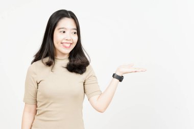 Beyaz arka planda tecrit edilmiş güzel Asyalı Kadın Açık Avuç 'ta Ürünleri Gösterme ve Sunma