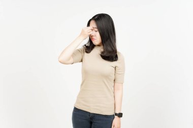 Beyaz arka planda tecrit edilmiş güzel bir Asyalı kadının baş ağrısı.