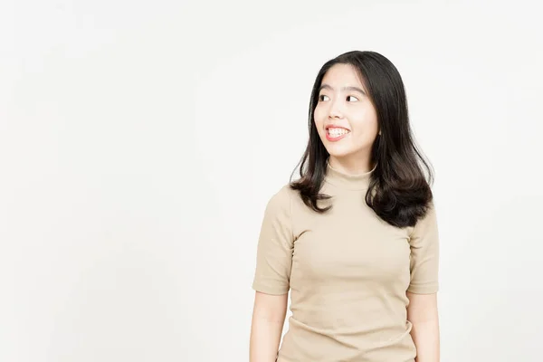 Gülümse Beyaz Arka Planda Tecrit Edilmiş Güzel Asyalı Kadına Bak — Stok fotoğraf