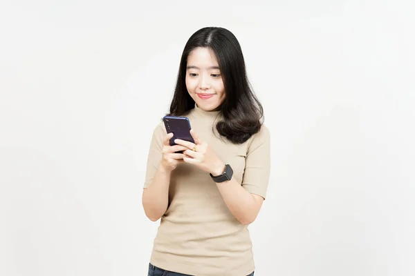 배경에 고립된 아름다운 아시아 여성의 스마트폰을 들거나 — 스톡 사진