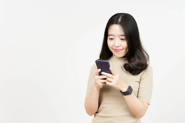 배경에 고립된 아름다운 아시아 여성의 스마트폰을 들거나 — 스톡 사진