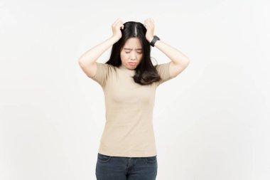 Beyaz arka planda tecrit edilmiş güzel bir Asyalı kadının baş ağrısı.